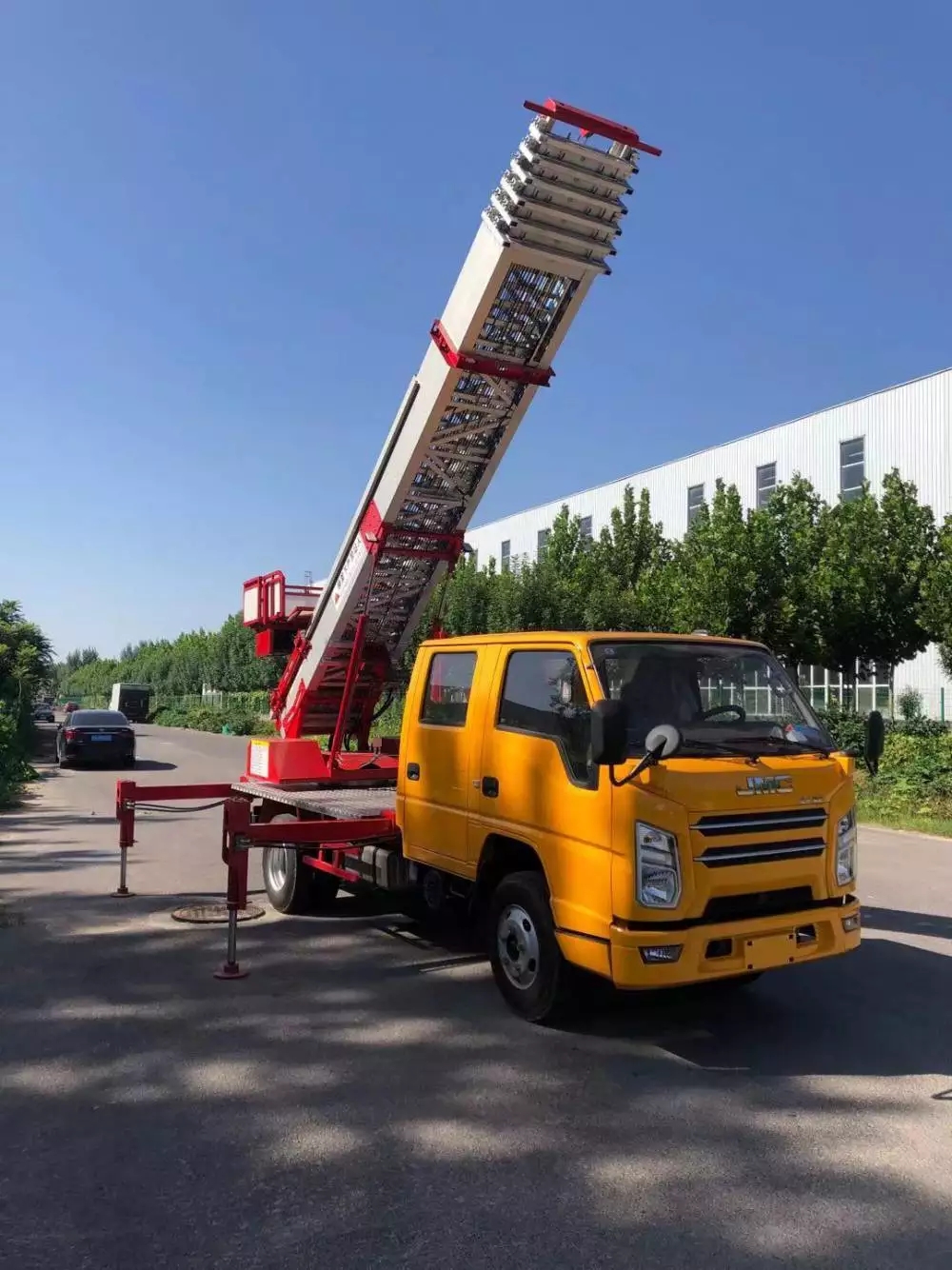 天安乡附近的云梯车出租服务：轻松解决高空作业需求